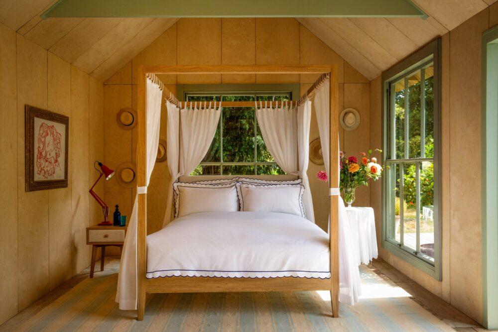 Sophie Conran Arbor four poster bed with wood and linen drapes